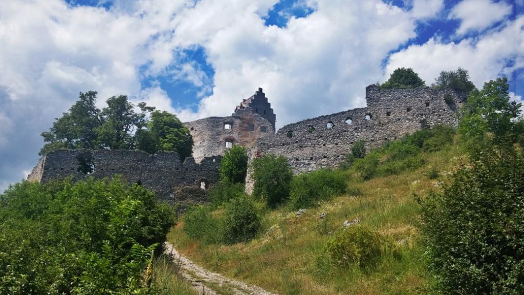 Pod Hradom Restaurant & Pension Topoľčany Εξωτερικό φωτογραφία